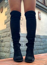 Stivali neri in camoscio fino al ginocchio