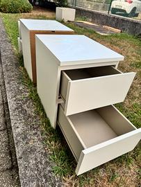 2 Comodini bianchi moderni con cassetti