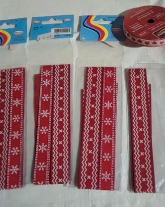 Natale - Nastri pacchi raso rosso disegni bianchi