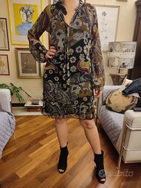 vestito leggero a maniche lunghe con fiori