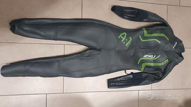 Muta uomo per nuotata in acque libere