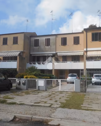VILLA A SCHIERA A COMACCHIO