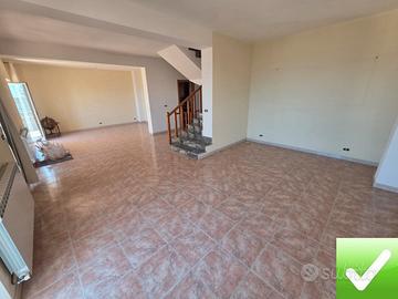 Villa a Schiera Su Quattro Livelli Montebello