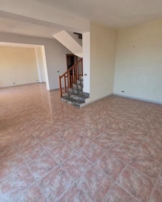 Villa a Schiera Su Quattro Livelli Montebello