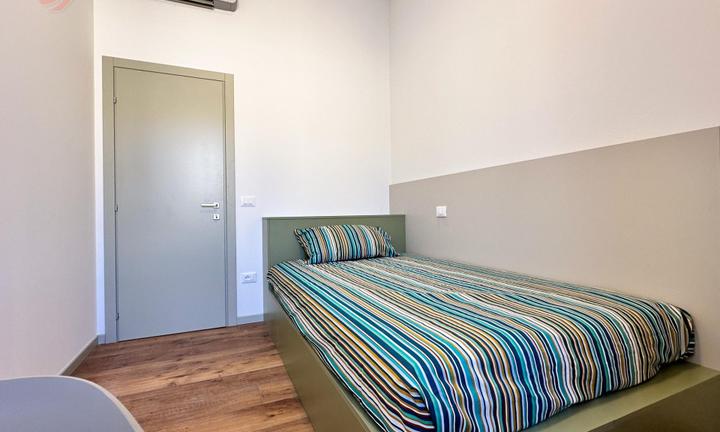 Stanza Moderna in Zona Esclusiva [FE_MNT91-4_S2]