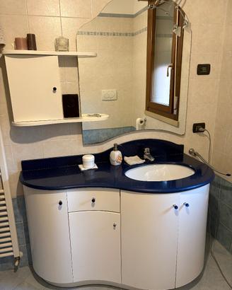 Mobile bagno con accessori