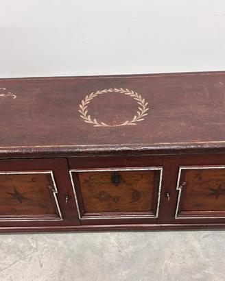 Cassapanca del 1673 apribile sul davanti