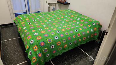 Copriletto o copridivano fatto interamente a mano.