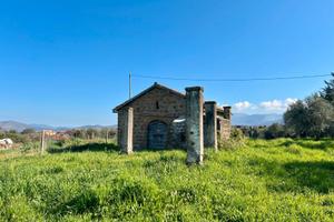 Rustico civile abitazione con terreno