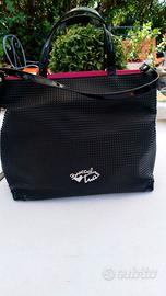 Borsa nera Braccialini con simpatici gadget