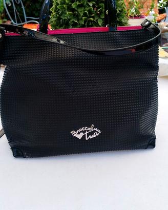 Borsa nera Braccialini con simpatici gadget