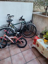 Tre biciclette usate