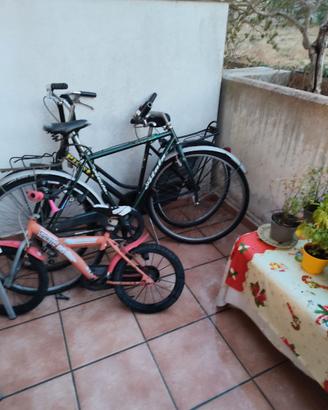 Tre biciclette usate