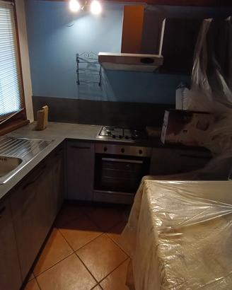 Cucina moderna grigia