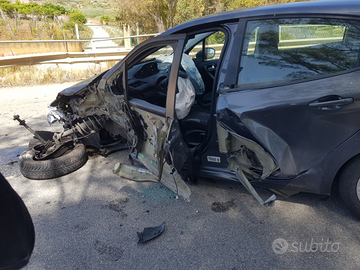 Peugeot 208 incidentata