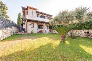 VILLA A SCHIERA D'ANGOLO A ROMA