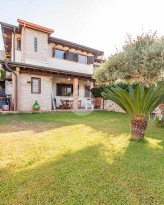 VILLA A SCHIERA D'ANGOLO A ROMA