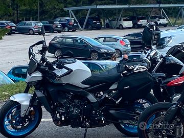 yamaha MT-09 anno 2025 grigia cerchi turches
