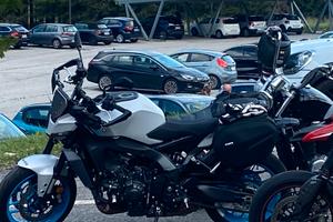 yamaha MT-09 anno 2025 grigia cerchi turches