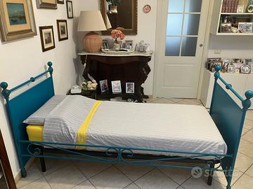 Letto turchese in ferro battuto