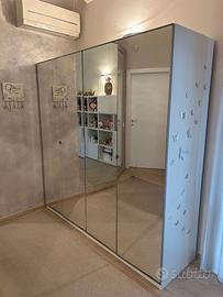 Mobili ikea con ante a specchio