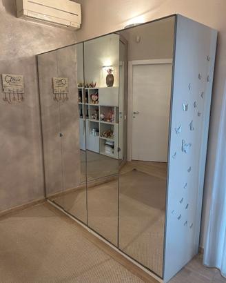 Mobili ikea con ante a specchio