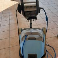 Piscina con robot per pulire 