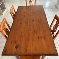 Tavolo e mobili salotto