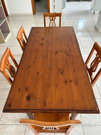 Tavolo e mobili salotto