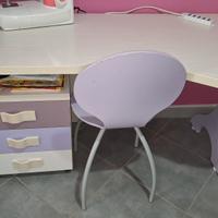 Scrivania per cameretta con cassettiera con ruote 