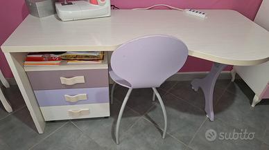 Scrivania per cameretta con cassettiera con ruote 