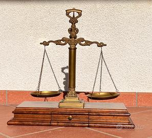 Bilancia antica in ottone