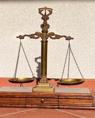 Bilancia antica in ottone