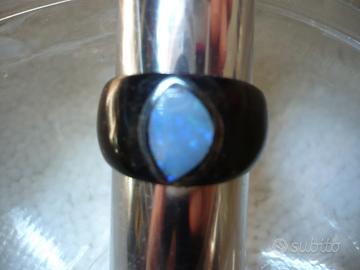 Anello in cocco con opale