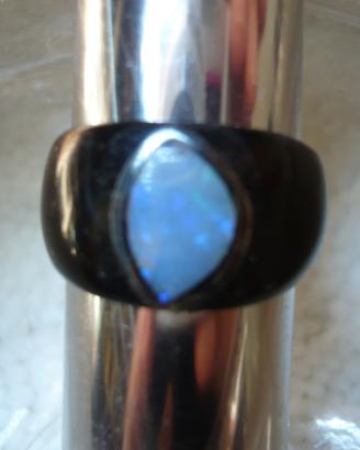 Anello in cocco con opale