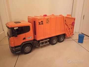 Camion dei rifiuti giocattolo
