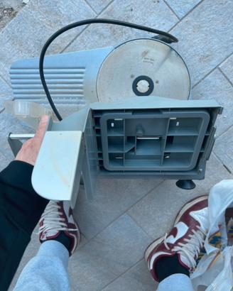affettatrice elettrica regolabile