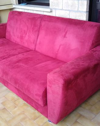 divano letto di velluto rosso
