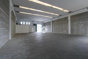 CAPANNONE A DUE CARRARE