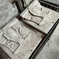 Coppia di capitelli in pietra con motivo a scudo