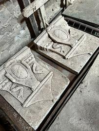 Coppia di capitelli in pietra con motivo a scudo