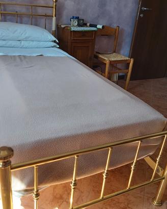 letto singolo in ottone con sua rete e materasso