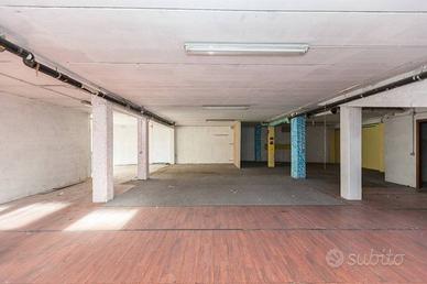 Immobile di 280 m² con 1 locale a Torino