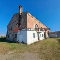 CAVARZERE: rustico con terreno