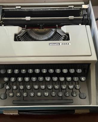 Macchina da scrivere olivetti dora
