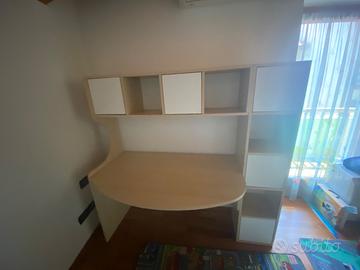 scrivania con libreria