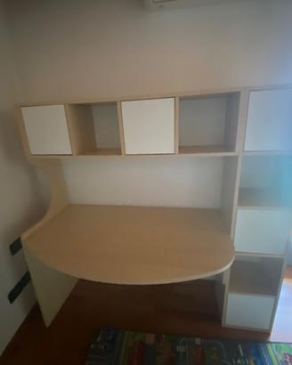 scrivania con libreria
