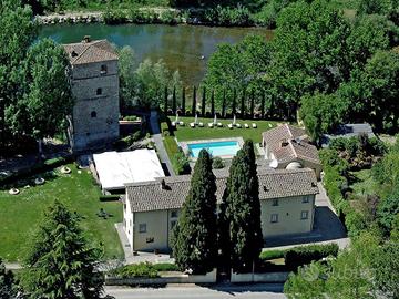 Rustico / Casale di 1250 m² con più di 5 locali e 