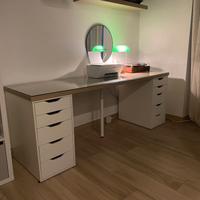 scrivania Ikea con vetro sopra messo da me e menso