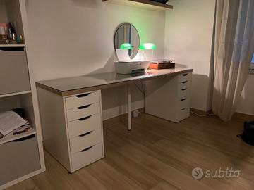 scrivania Ikea con vetro sopra messo da me e menso